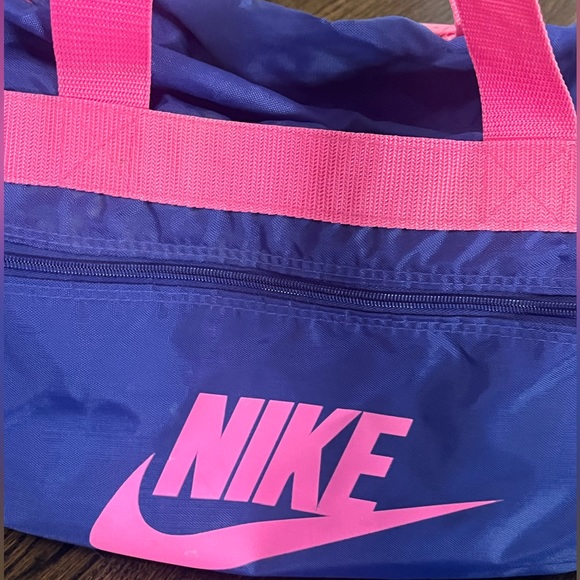 Vintage Nike Duffle Bag in a rich purple/navy with neon pink strap - Picture 2 of 9